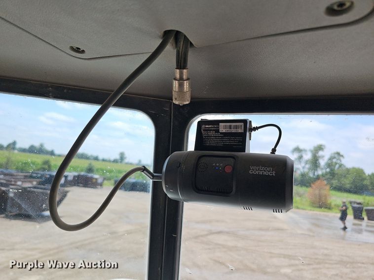 image for item DQ0089 2014 Peterbilt 382  truck cab and chassis