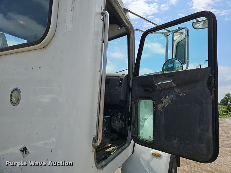 image for item DQ0089 2014 Peterbilt 382  truck cab and chassis