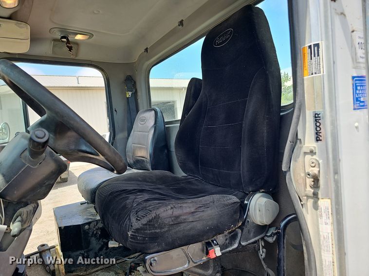 image for item DQ0089 2014 Peterbilt 382  truck cab and chassis