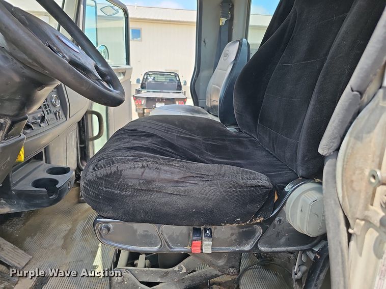 image for item DQ0089 2014 Peterbilt 382  truck cab and chassis