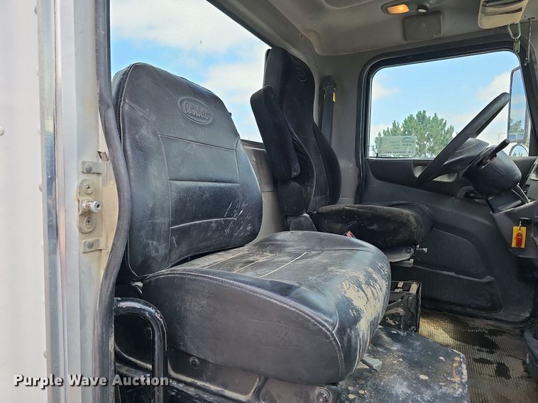 image for item DQ0089 2014 Peterbilt 382  truck cab and chassis