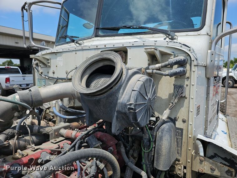 image for item DQ0089 2014 Peterbilt 382  truck cab and chassis