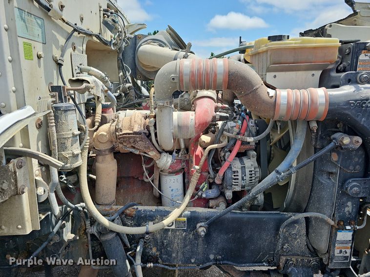 image for item DQ0089 2014 Peterbilt 382  truck cab and chassis