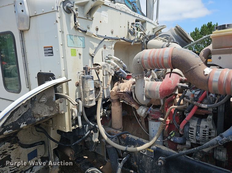 image for item DQ0089 2014 Peterbilt 382  truck cab and chassis