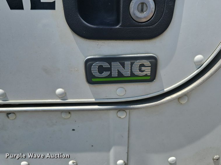 image for item DQ0089 2014 Peterbilt 382  truck cab and chassis