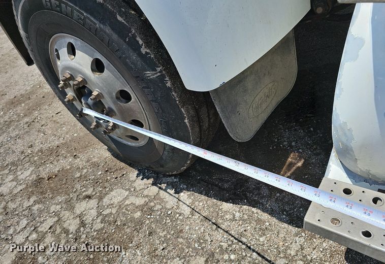 image for item DQ0089 2014 Peterbilt 382  truck cab and chassis