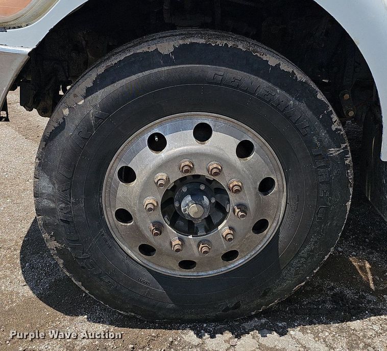 image for item DQ0089 2014 Peterbilt 382  truck cab and chassis