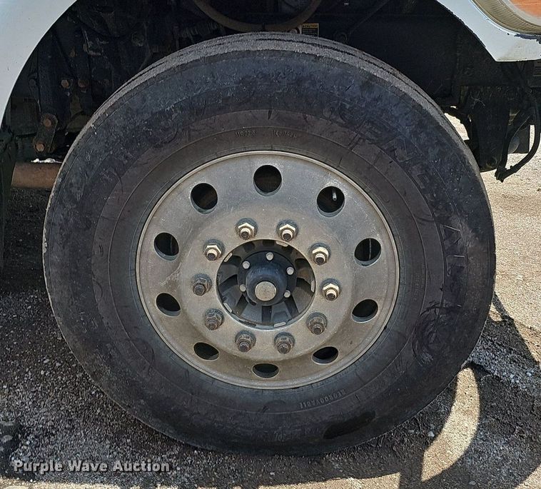 image for item DQ0089 2014 Peterbilt 382  truck cab and chassis