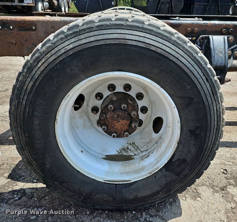 image for item DQ0089 2014 Peterbilt 382  truck cab and chassis