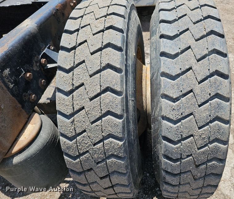 image for item DQ0089 2014 Peterbilt 382  truck cab and chassis