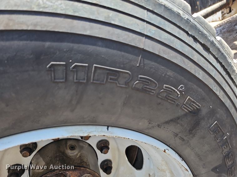 image for item DQ0089 2014 Peterbilt 382  truck cab and chassis