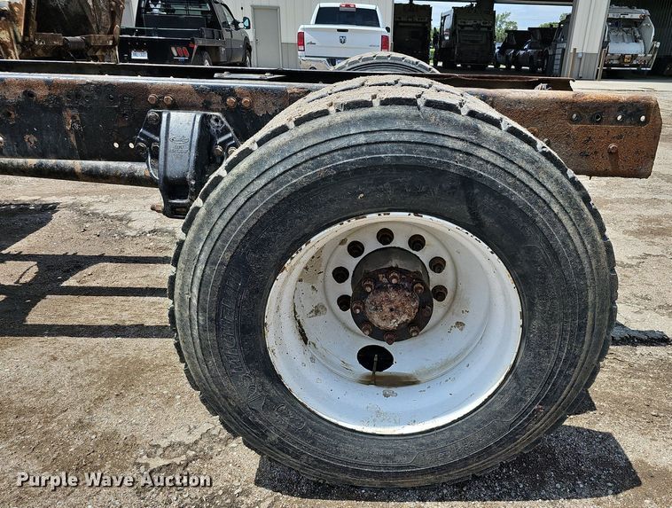 image for item DQ0089 2014 Peterbilt 382  truck cab and chassis