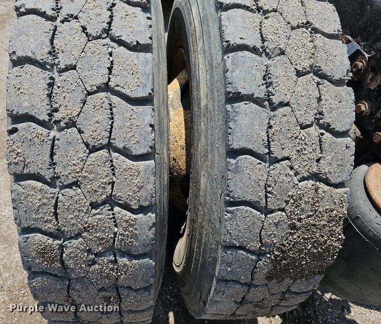 image for item DQ0089 2014 Peterbilt 382  truck cab and chassis