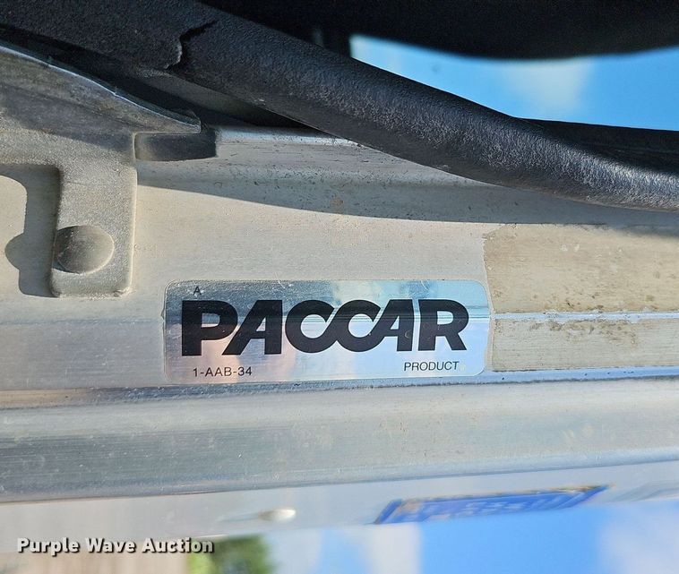 image for item DQ0089 2014 Peterbilt 382  truck cab and chassis