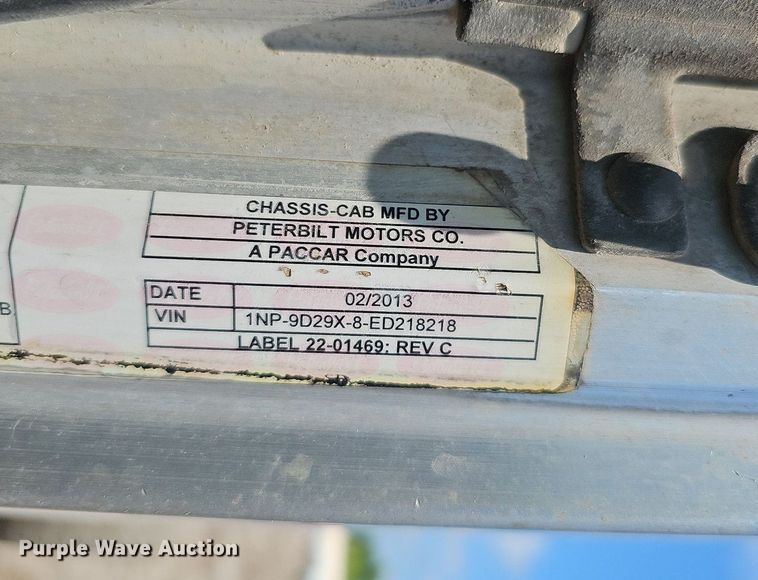 image for item DQ0089 2014 Peterbilt 382  truck cab and chassis