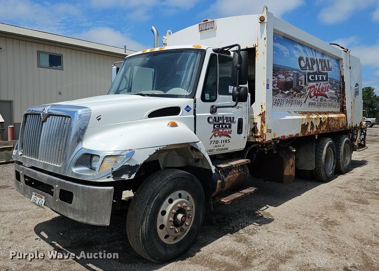 image for item DQ0090 2003 International 7400  refuse truck