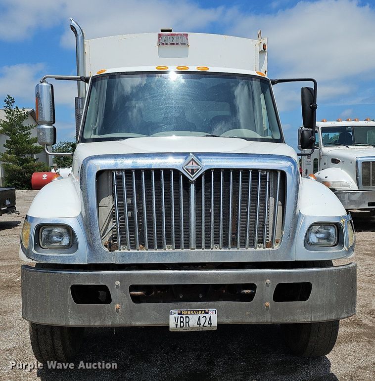 image for item DQ0090 2003 International 7400  refuse truck