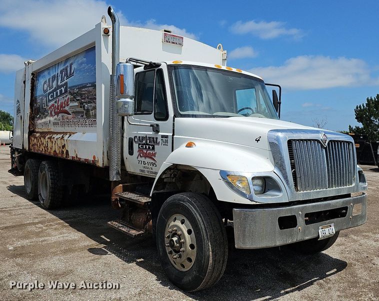 image for item DQ0090 2003 International 7400  refuse truck