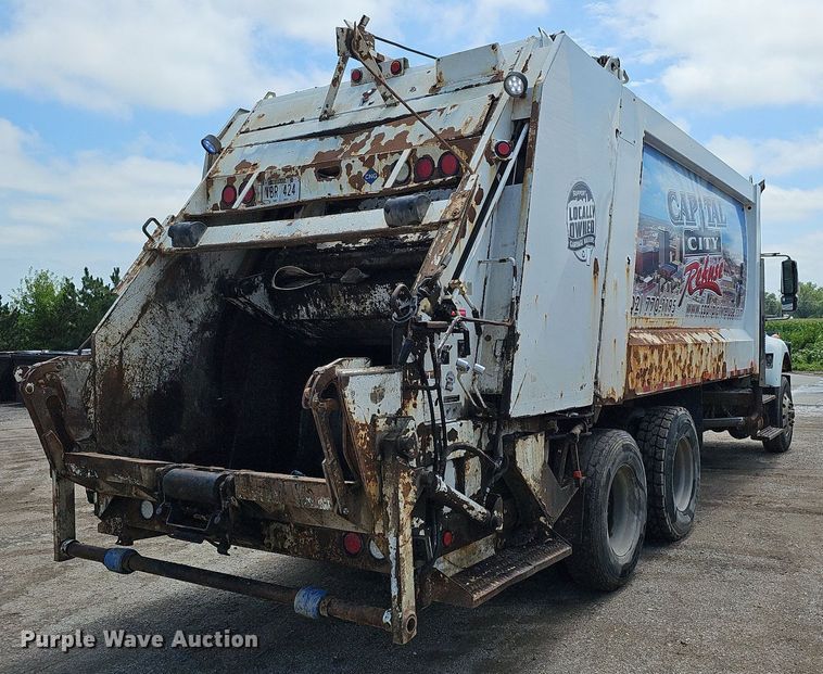 image for item DQ0090 2003 International 7400  refuse truck