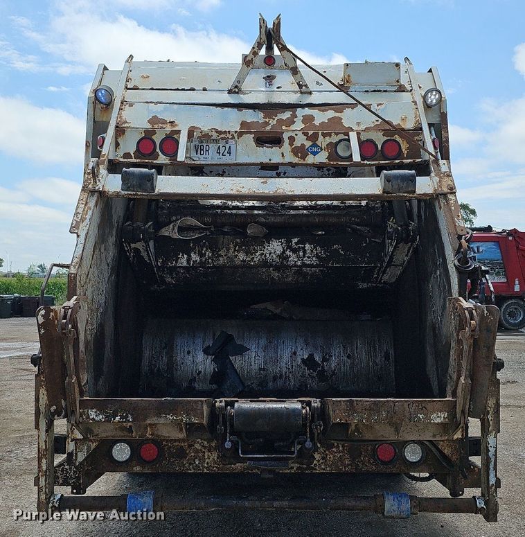 image for item DQ0090 2003 International 7400  refuse truck