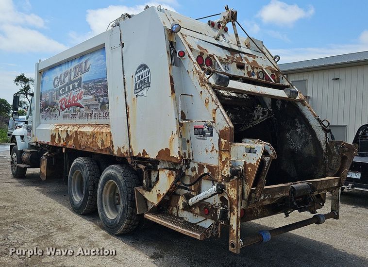 image for item DQ0090 2003 International 7400  refuse truck