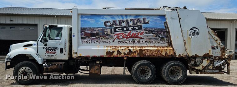image for item DQ0090 2003 International 7400  refuse truck
