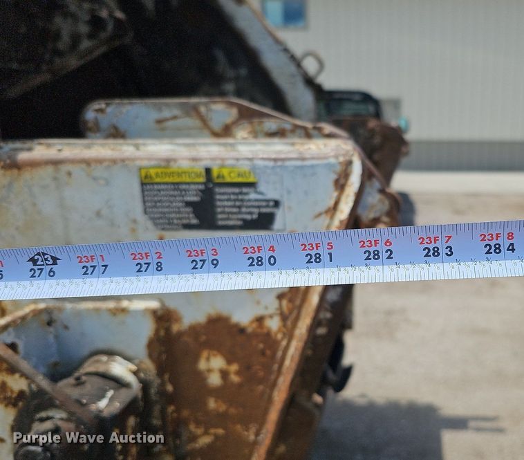 image for item DQ0090 2003 International 7400  refuse truck