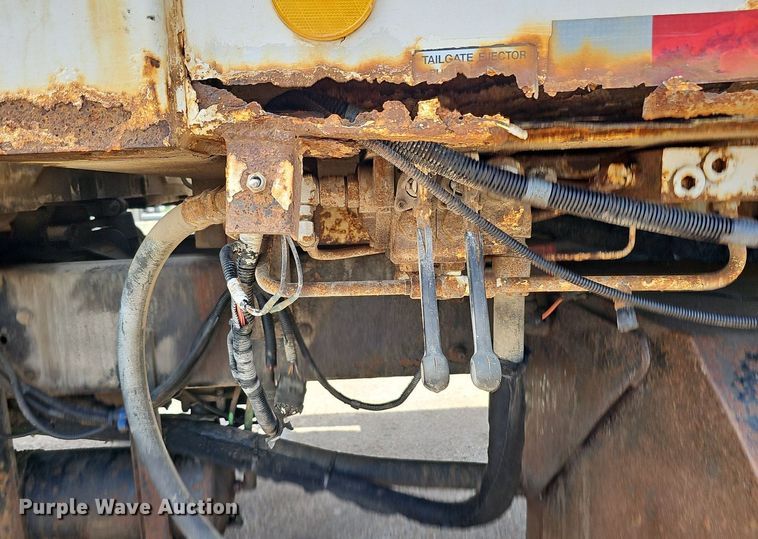 image for item DQ0090 2003 International 7400  refuse truck