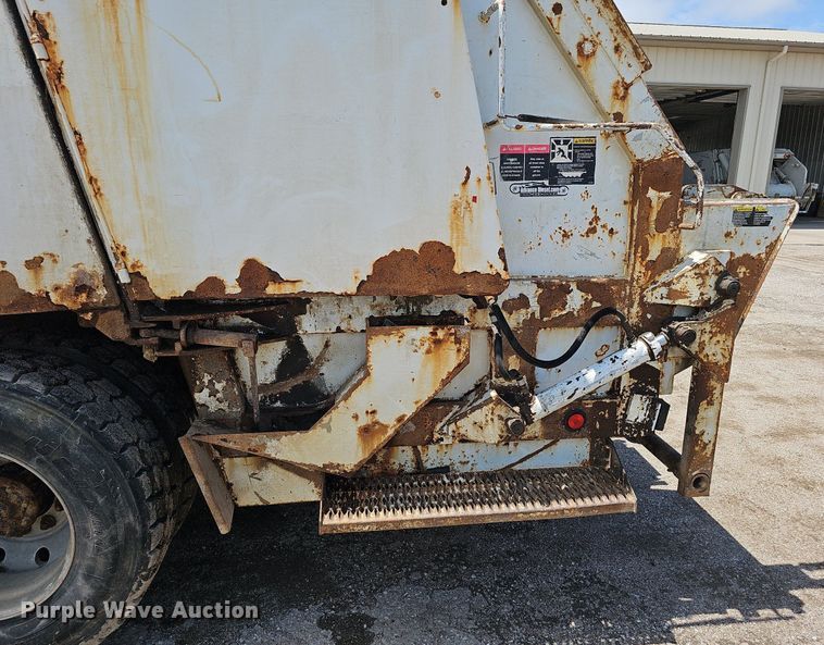 image for item DQ0090 2003 International 7400  refuse truck