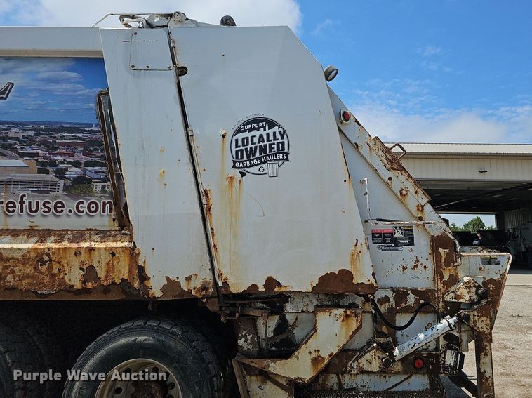 image for item DQ0090 2003 International 7400  refuse truck