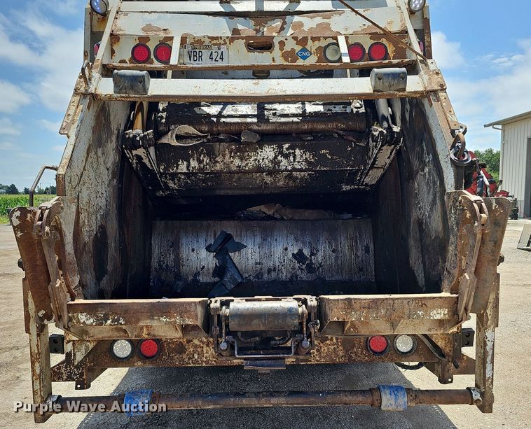 image for item DQ0090 2003 International 7400  refuse truck