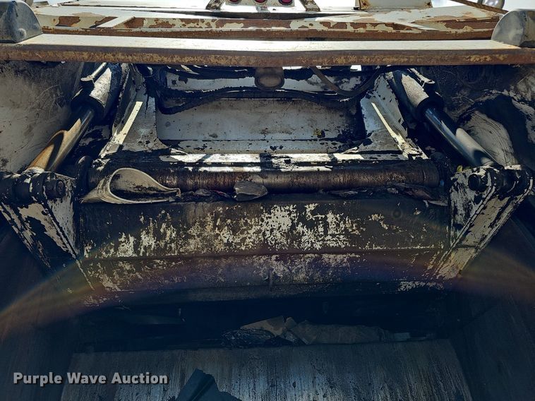 image for item DQ0090 2003 International 7400  refuse truck