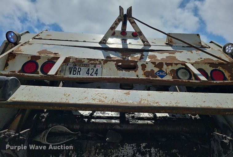 image for item DQ0090 2003 International 7400  refuse truck