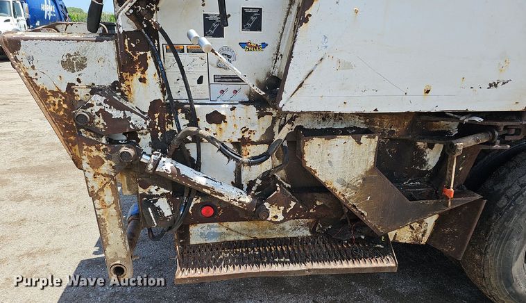 image for item DQ0090 2003 International 7400  refuse truck