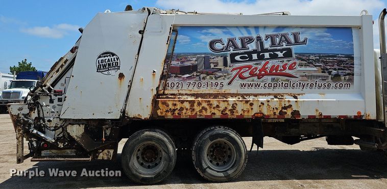 image for item DQ0090 2003 International 7400  refuse truck