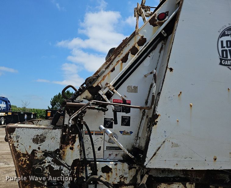 image for item DQ0090 2003 International 7400  refuse truck