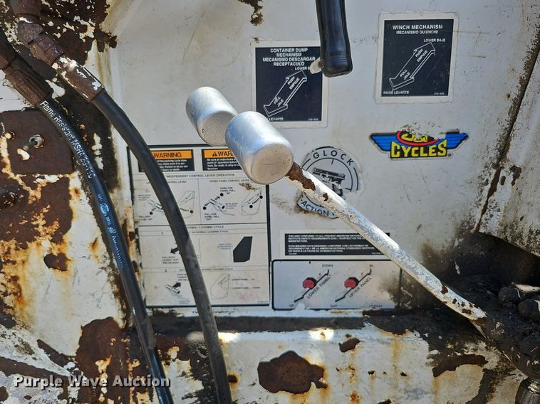 image for item DQ0090 2003 International 7400  refuse truck