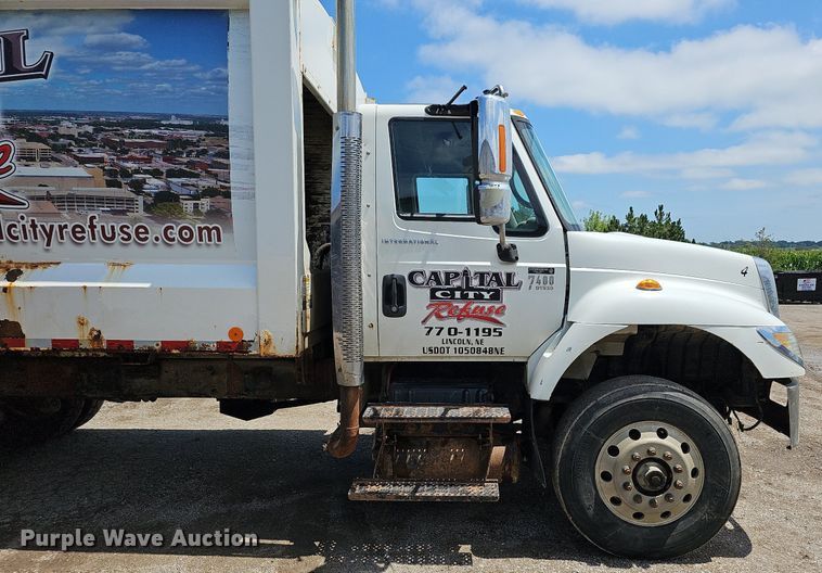 image for item DQ0090 2003 International 7400  refuse truck