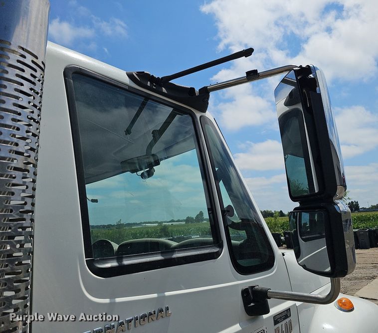 image for item DQ0090 2003 International 7400  refuse truck