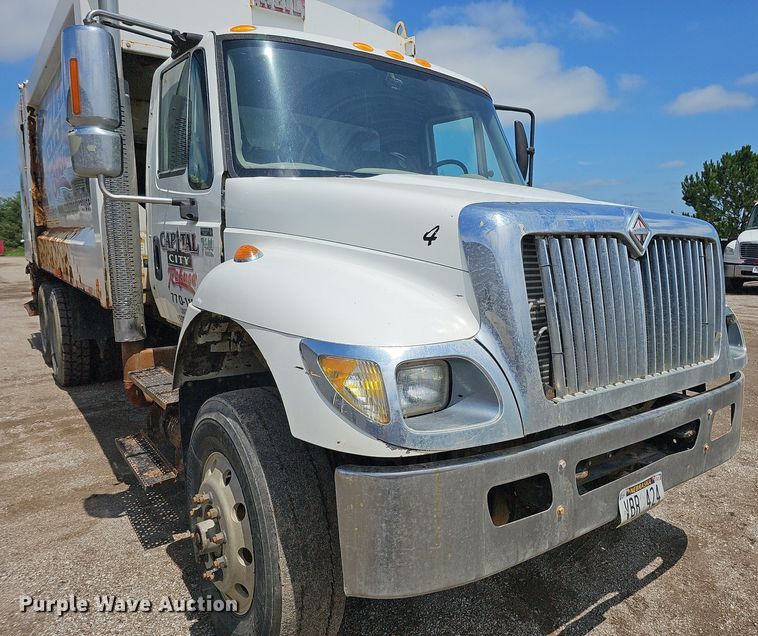 image for item DQ0090 2003 International 7400  refuse truck