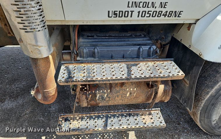 image for item DQ0090 2003 International 7400  refuse truck