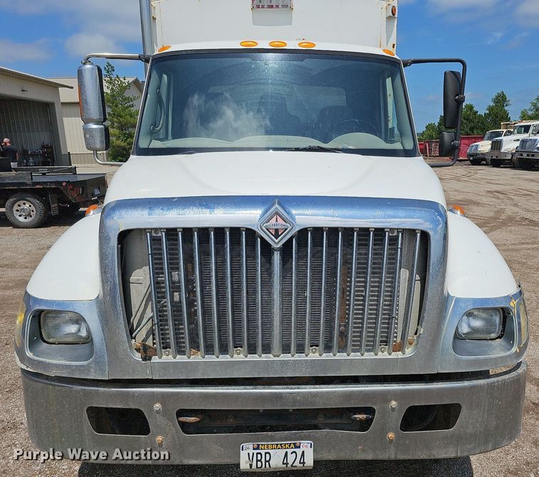 image for item DQ0090 2003 International 7400  refuse truck