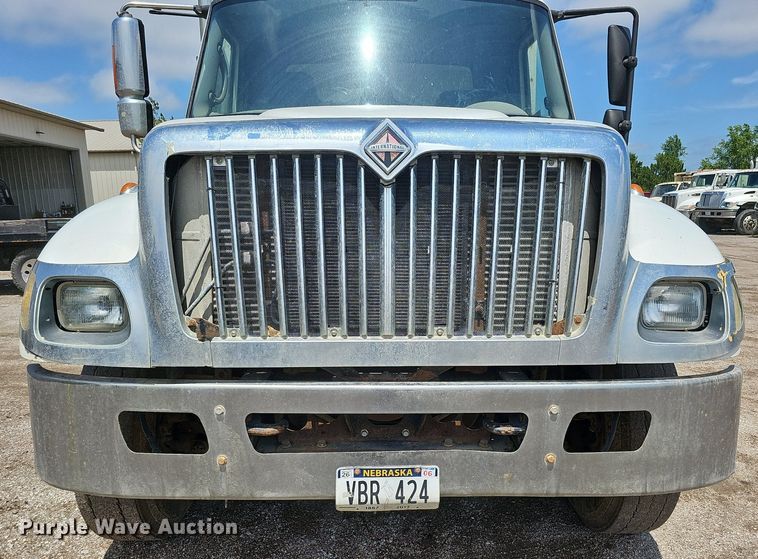 image for item DQ0090 2003 International 7400  refuse truck