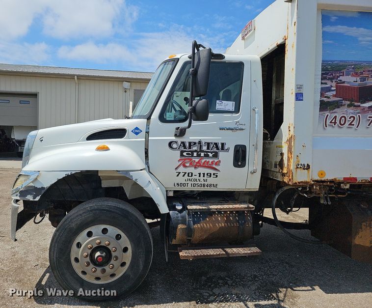 image for item DQ0090 2003 International 7400  refuse truck