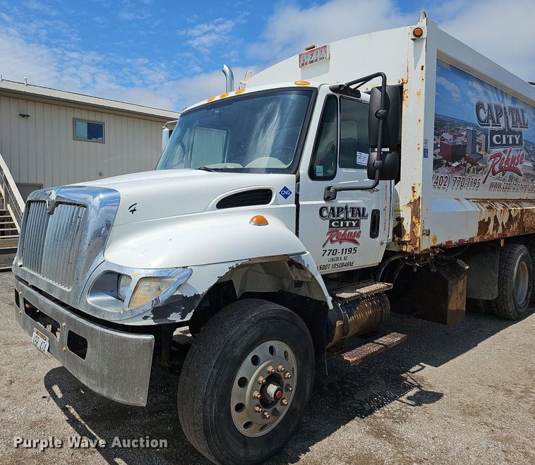 image for item DQ0090 2003 International 7400  refuse truck