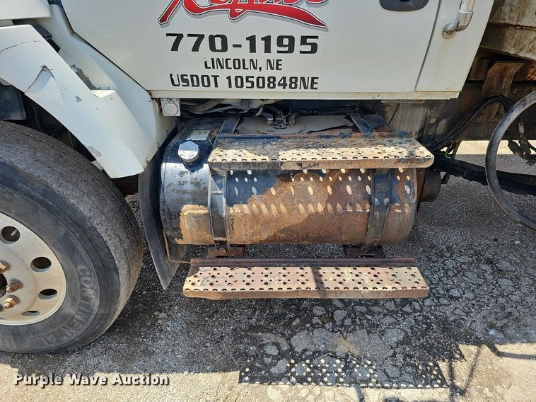 image for item DQ0090 2003 International 7400  refuse truck