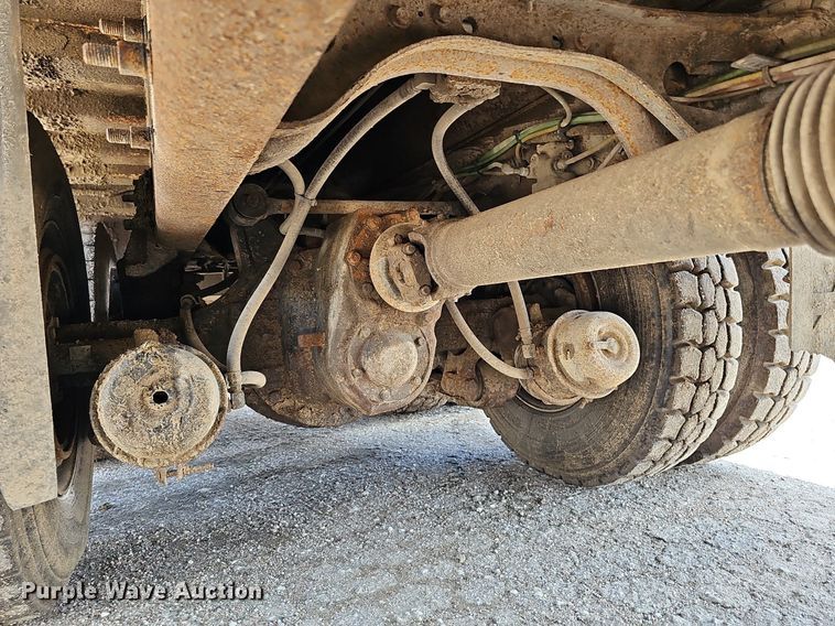 image for item DQ0090 2003 International 7400  refuse truck