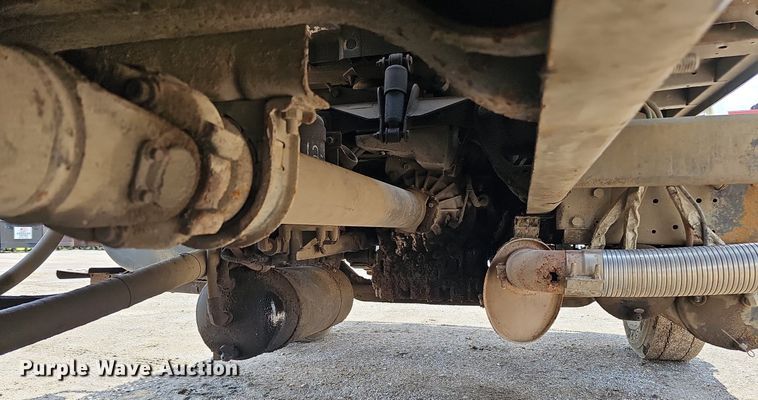 image for item DQ0090 2003 International 7400  refuse truck