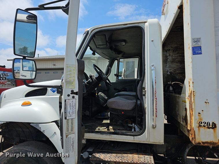 image for item DQ0090 2003 International 7400  refuse truck