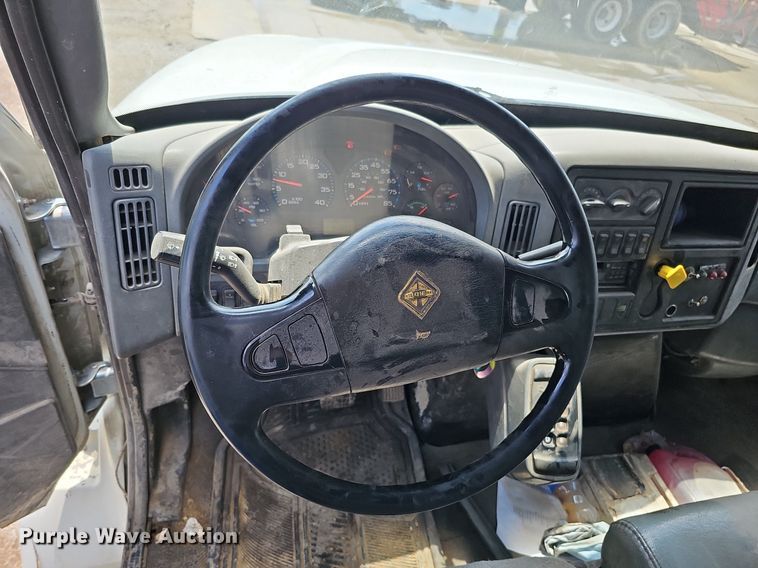 image for item DQ0090 2003 International 7400  refuse truck